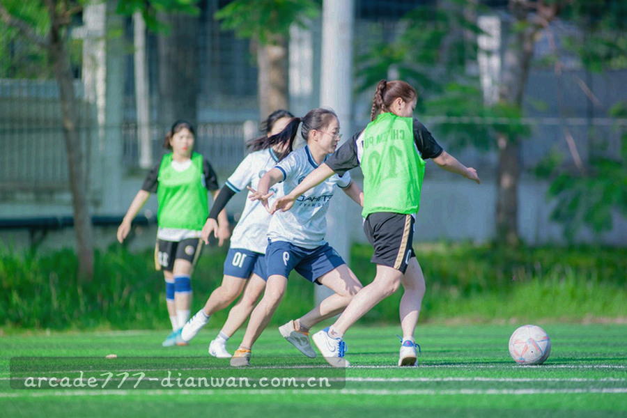 多台设备屏幕在暗场中连成一片光带，画面带轻微倾斜